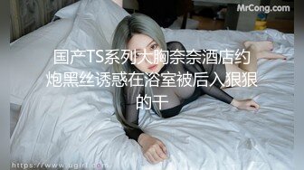 老公在旁边等着白白嫩嫩的少妇把BB洗干净就开操